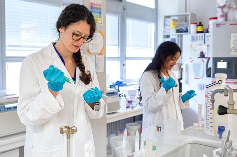 Laborarbeit Covid-19 an der Frankfurter Universität am Riedberg mit Chemie-Doktorandin Katharina Hohmann