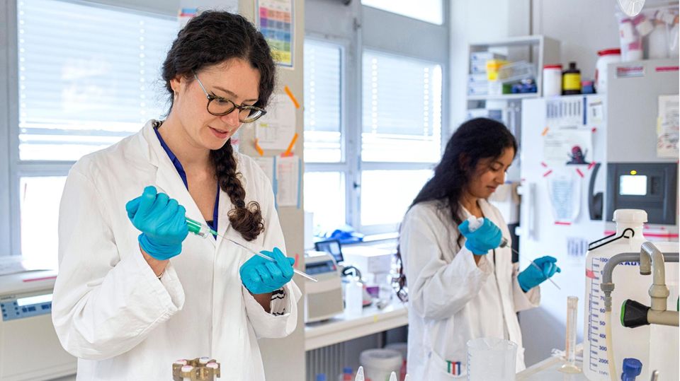 Laborarbeit Covid-19 an der Frankfurter Universität am Riedberg mit Chemie-Doktorandin Katharina Hohmann