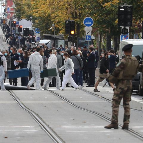 Frankreich, Nizza: Forensiker und Polizeibeamte arbeiten am Tatort eines Messerangriffs vor der Kirche Notre-Dame