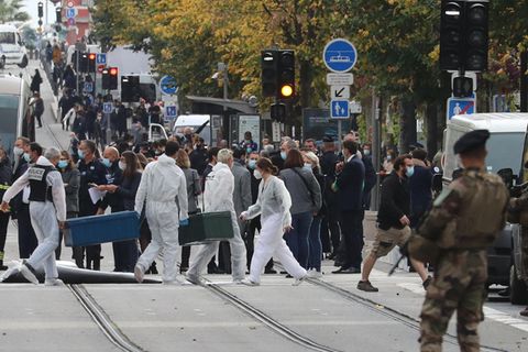 Frankreich, Nizza: Forensiker und Polizeibeamte arbeiten am Tatort eines Messerangriffs vor der Kirche Notre-Dame