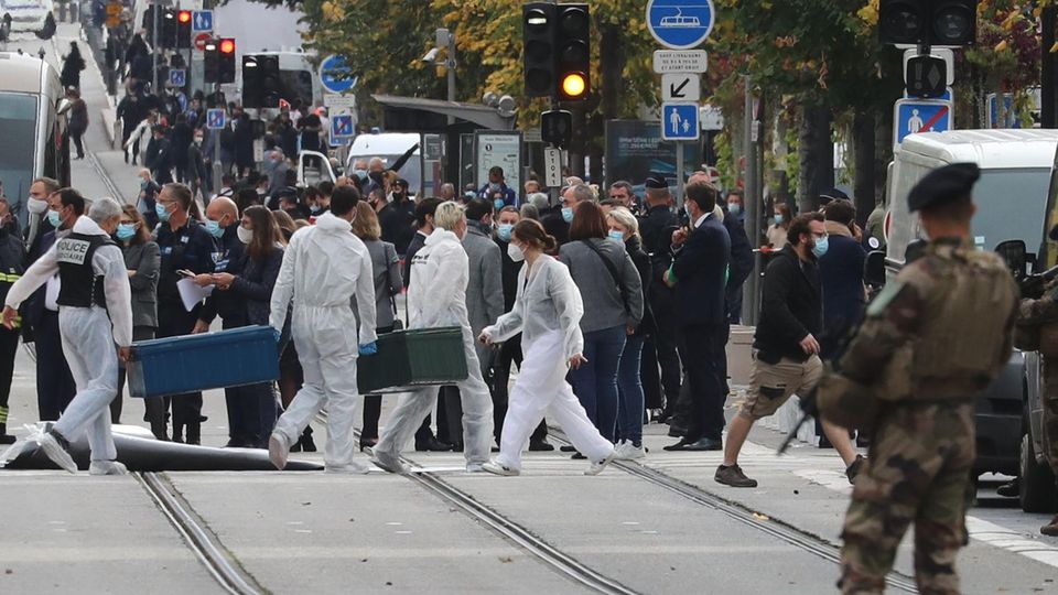 Frankreich, Nizza: Forensiker und Polizeibeamte arbeiten am Tatort eines Messerangriffs vor der Kirche Notre-Dame