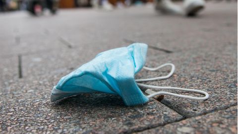 Coronavirus: Eine Maske liegt in der Innenstadt auf dem Boden