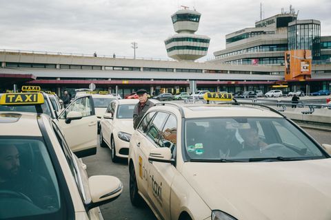 Horst Kaletka in der Taxischlange in Tegel