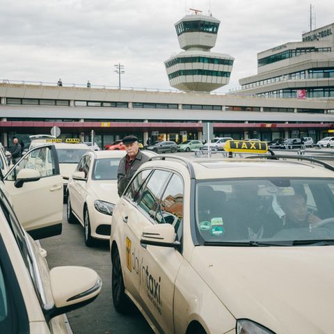 Horst Kaletka in der Taxischlange in Tegel