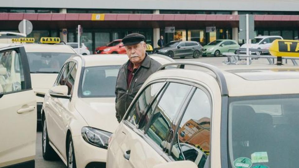 Horst Kaletka in der Taxischlange in Tegel