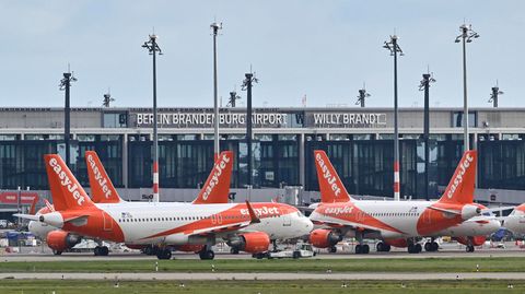 Passagierflugzeuge der britischen Billigfluggesellschaft Easyjet stehen auf dem Vorfeld am Terminal 1 vom Hauptstadtflughafen Berlin Brandenburg "Willy Brandt"