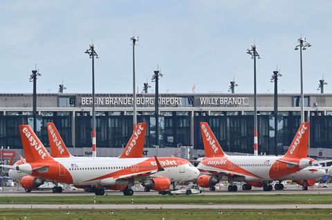 Passagierflugzeuge der britischen Billigfluggesellschaft Easyjet stehen auf dem Vorfeld am Terminal 1 vom Hauptstadtflughafen Berlin Brandenburg "Willy Brandt"