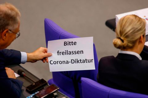 Ein AfD-Bundestagsabgeordneter zeigt Fraktionschefin Alice Weidel ein Blatt mit dem neuen Hauptthema der AfD
