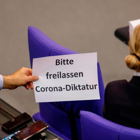 Ein AfD-Bundestagsabgeordneter zeigt Fraktionschefin Alice Weidel ein Blatt mit dem neuen Hauptthema der AfD