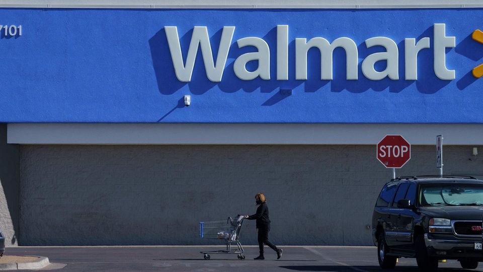 Eine Kundin vor einem Walmart in den USA