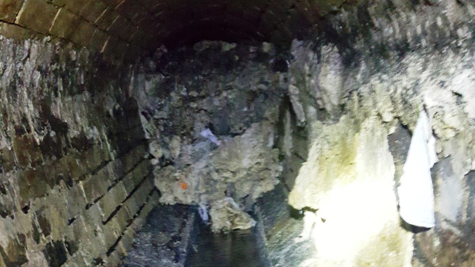 Die Arbeiter mussten sich durch 300 Meter Schlamm und Fett graben, um überhaupt anfangen zu können Die Arbeiter mussten sich durch 300 Meter Schlamm und Fett graben, um überhaupt anfangen zu können