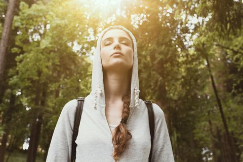 Frische Luft: Spazieren gehen im Wald tut dem Körper gut