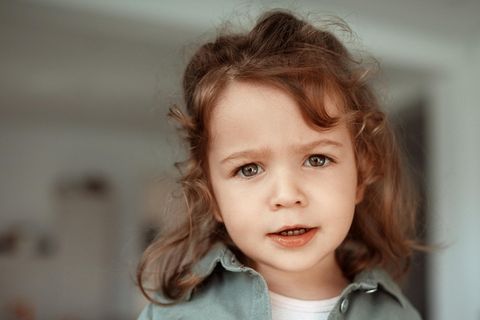 Ein Mädchen macht ein fragendes Gesicht