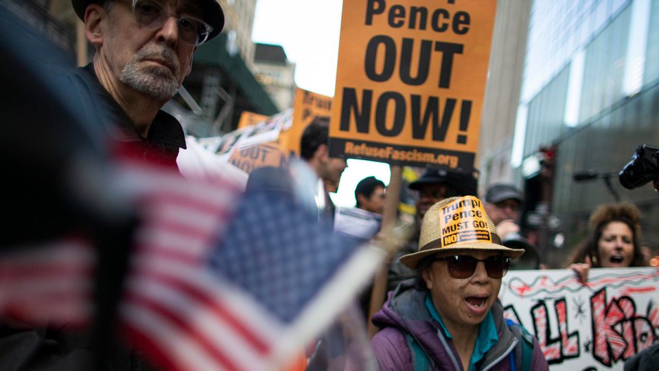 Demonstranten marschieren in New York gegen Präsident Trump und seine Politik in der Nähe des Trump Towers