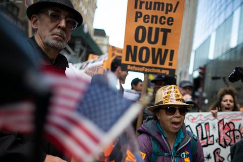 Demonstranten marschieren in New York gegen Präsident Trump und seine Politik in der Nähe des Trump Towers