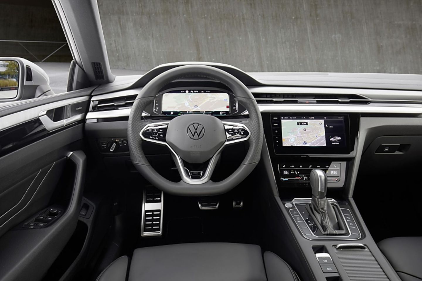 Bekanntes VW Cockpit mit virtuellen Instrumenten und einem Touchscreen in der Mittelkonsole