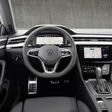 Bekanntes VW Cockpit mit virtuellen Instrumenten und einem Touchscreen in der Mittelkonsole