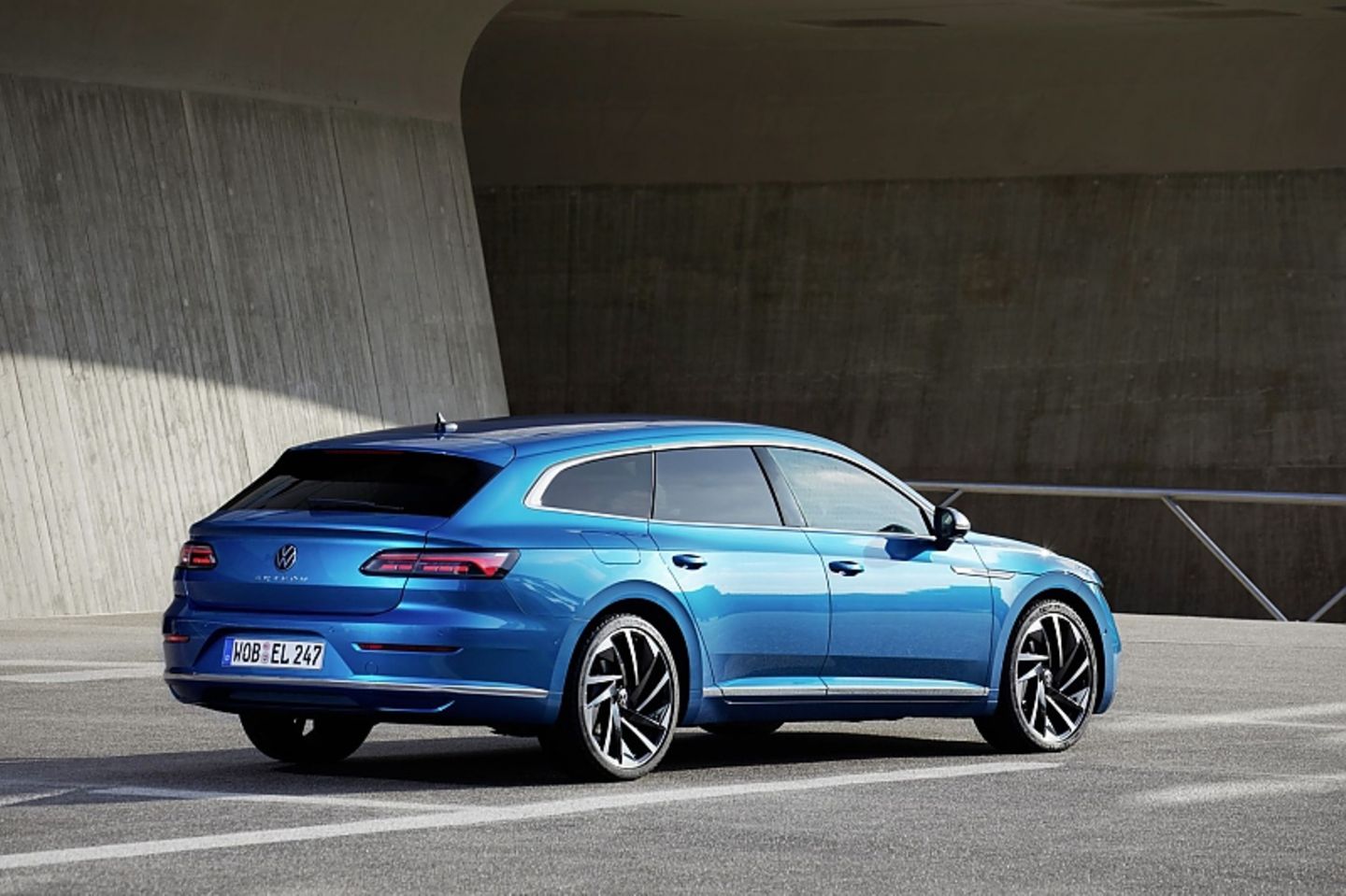 Der VW Arteon Shooting Brake 2.0 TDI ist bis zu 233 km/h schnell