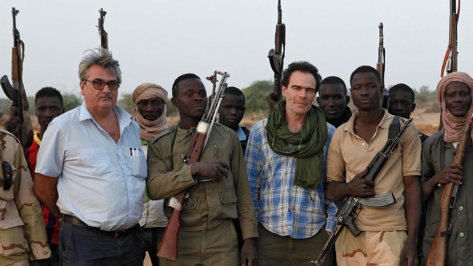Thilo Thielke (l.) und der Fotograf Gael Turine mit Milizionären in Mali im Februar 2016