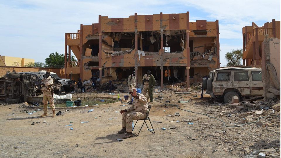 Malische Soldaten vor einem zerstörten Gebäude in Gao