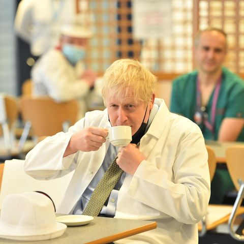 Premierminister Boris Johnson in der Kantine des Royal Berkshire Hospital, in Reading
