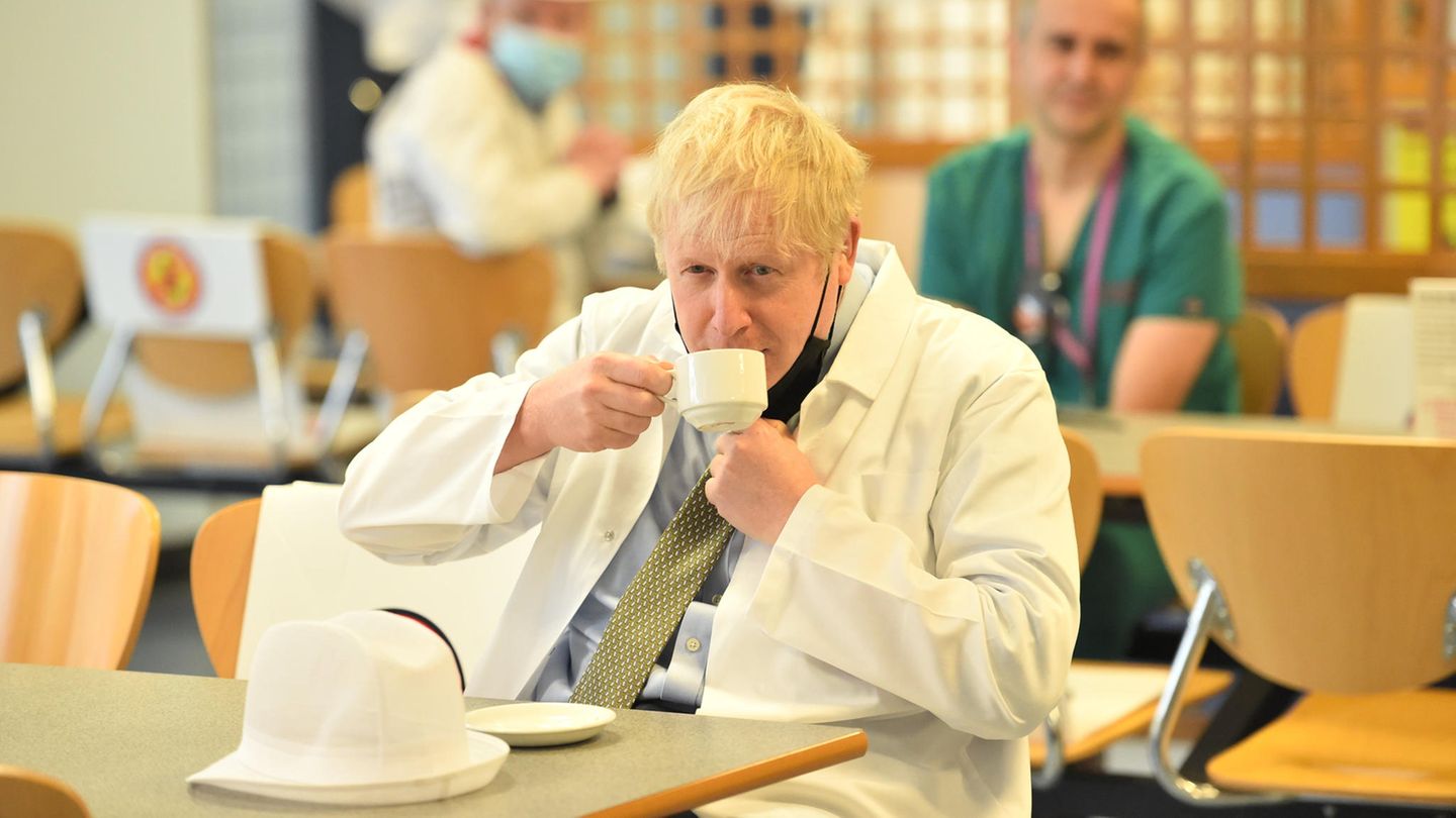 Premierminister Boris Johnson in der Kantine des Royal Berkshire Hospital, in Reading