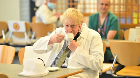 Premierminister Boris Johnson in der Kantine des Royal Berkshire Hospital, in Reading