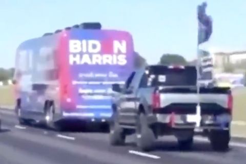Trump-Anhänger bedrängen Biden-Bus