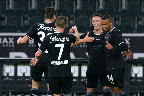 Die Gladbacher freuen sich mit Hannes Wolf (2.v.re.) über dessen Tor gegen seinen Ex-Verein RB Leipzig. Was die Fohlen da noch nicht wussten: Es war der Siegtreffer.