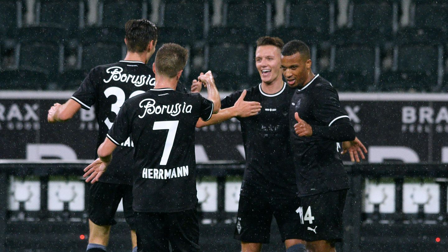 The mönchengladbach-based features with Hannes Wolf (2.v.r.) his goal – and because they knew that it would be the winning goal
