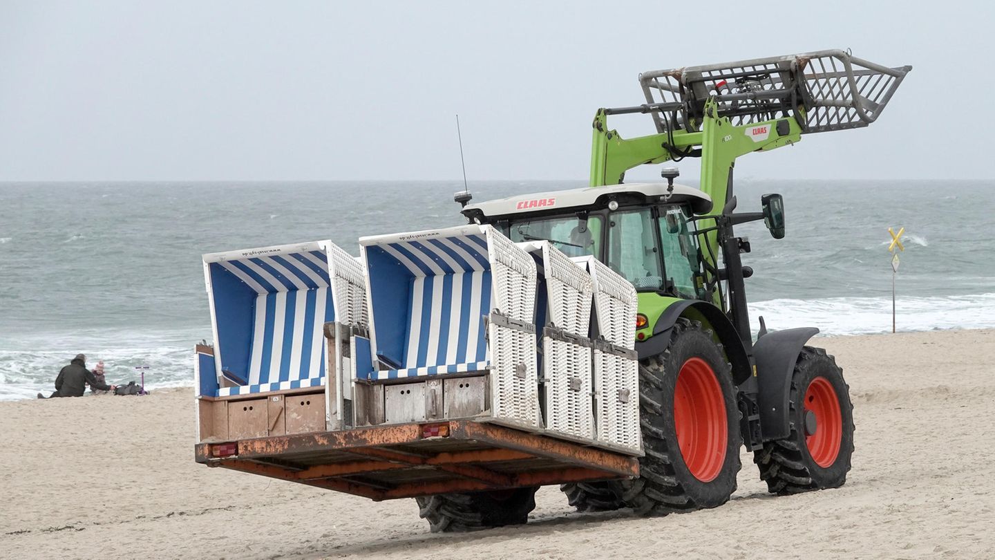 Westerland: Strandkörbe werden in Westerland auf Sylt abtransportiert. Ab Montag gilt im gesamten Land ein Teil-Lockdown. 