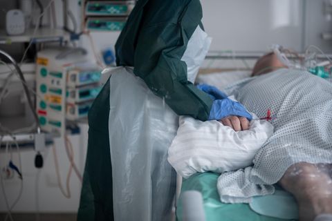 Coronavirus Intensivstationen: Eine Pflegekraft betreut einen Corona-Patienten