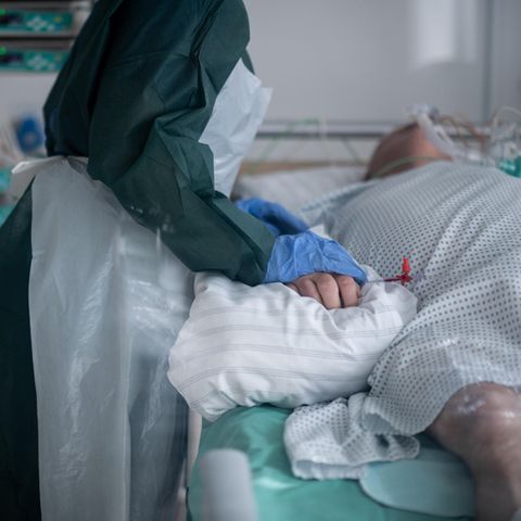 Coronavirus Intensivstationen: Eine Pflegekraft betreut einen Corona-Patienten