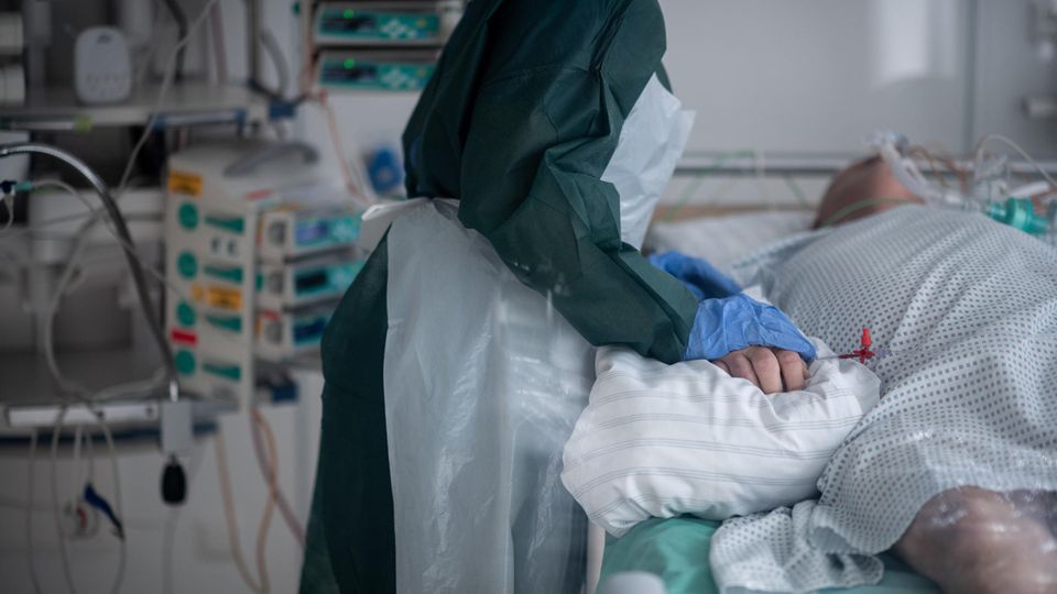 Coronavirus Intensivstationen: Eine Pflegekraft betreut einen Corona-Patienten