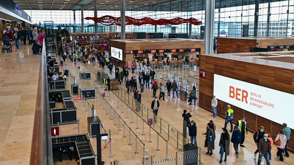 Berlin Brandenburg Airport: Bild 1 von 15 der Fotostrecke zum Klicken: Am Sonntag, den 1. November 2020, hat der Flughafens Berlin Brandenburg Willy Brandt (BER) seinen der Regelbetrieb aufgenommen. Und ist nun endlich nicht nur von Bauarbeitern belebt. Bild 1 von 15 der Fotostrecke zum Klicken: Am Sonntag, den 1. November 2020, hat der Flughafens Berlin Brandenburg Willy Brandt (BER) seinen der Regelbetrieb aufgenommen. Und ist nun endlich nicht nur von Bauarbeitern belebt.