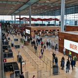 Bild 1 von 15 der Fotostrecke zum Klicken:   Am Sonntag, den 1. November 2020, hat der Flughafens Berlin Brandenburg Willy Brandt (BER) seinen der Regelbetrieb aufgenommen. Und ist nun endlich nicht nur von Bauarbeitern belebt.