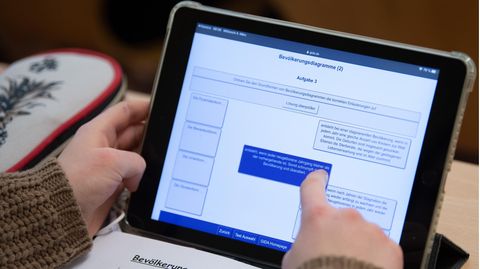Eine Schülerin einer 9. Klasse arbeitet im Unterricht mit ihrem iPad.