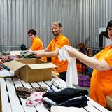 Helfer sortieren und packen Pakete