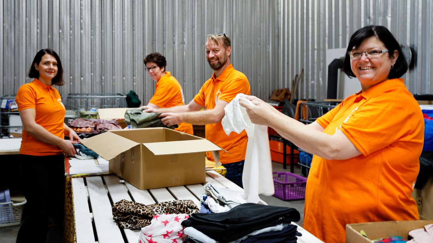 Helfer sortieren und packen Pakete