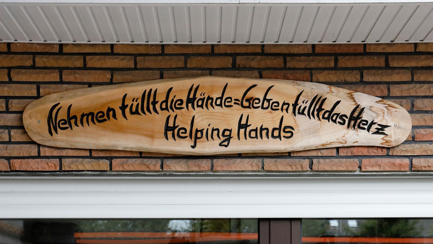 Schild von Helping Hand e.V.