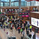 In der 32 Meter hohen Haupthalle des Terminals 1 gibt es acht Check-in-Inseln mit insgesamt 118 Schaltern