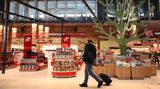 Nach der Sicherheitskontrolle geht es durch den Duty-free-Shop, der ebenfalls rechtzeitig fertig geworden ist.