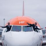 Nach der Erstlandung am BER: Kapitän Thomas Wilpert und First Officer Josje Peters kamen mit dem Easyjet-Sonderflug aus Tegel.