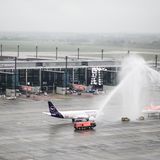 Feuerwehrfontänen gab es zur Begrüßung: Am 31. Oktober waren gegen 14 Uhr die ersten beiden Jets auf dem neuen Flughafen Berlin Brandenburg gelandet.