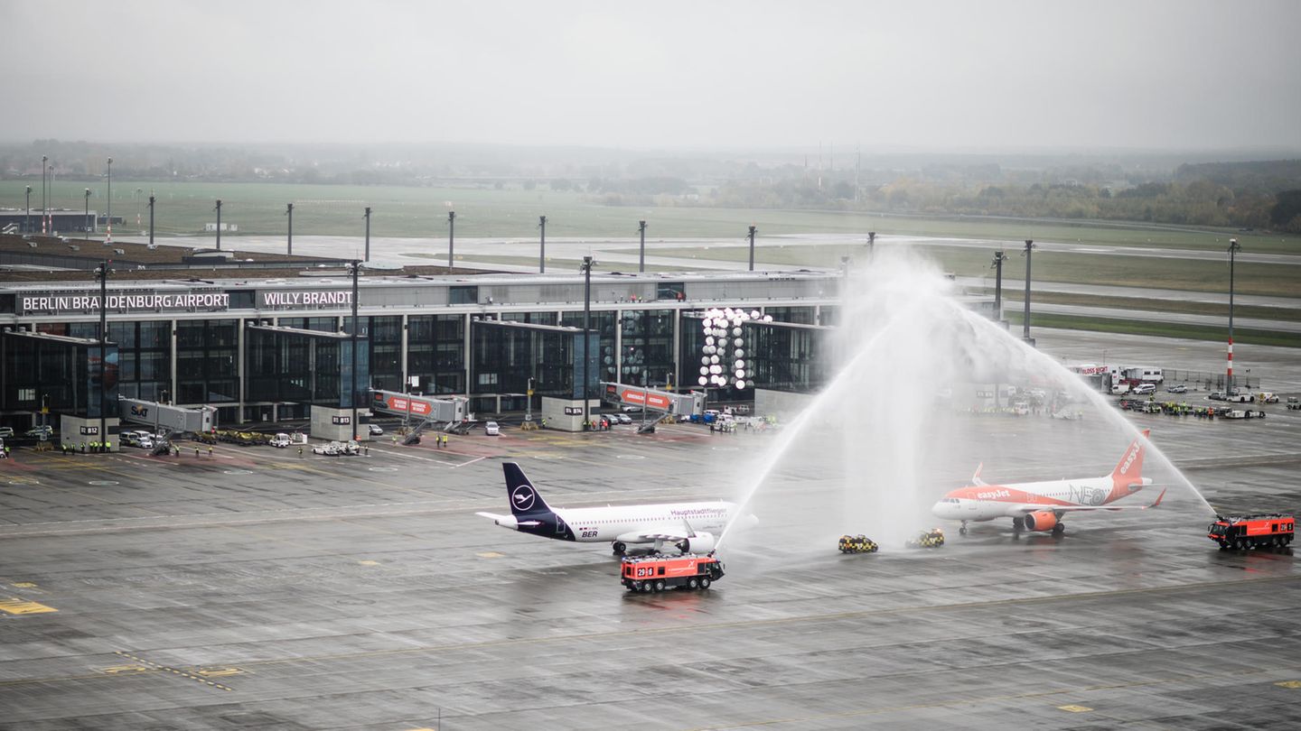 Feuerwehrfontänen gab es zur Begrüßung: Am 31. Oktober waren gegen 14 Uhr die ersten beiden Jets auf dem neuen Flughafen Berlin Brandenburg gelandet.