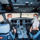 Blick ins Cockpit des Airbus:  "Es ist etwas ganz Besonderes einen Flughafen mit einem Erstflug zu eröffnen, insbesondere wenn es noch die eigene Heimatstadt Berlin ist", sagt Flugkapitän Thomas Wilpert.