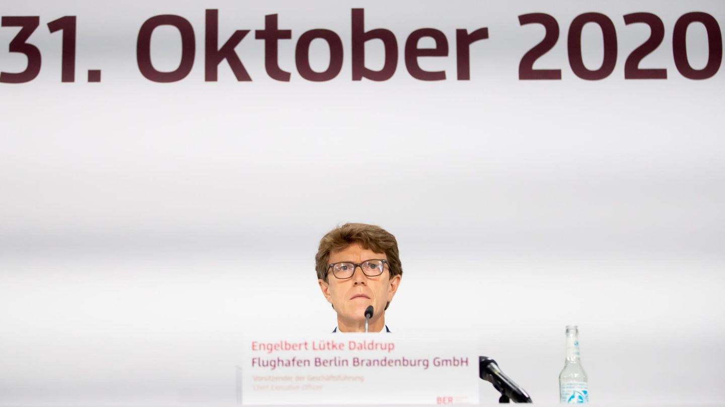 Es ist vollbracht: Engelbert Lütke Daldrup, seit März 2017 Chef der Flughafen Berlin Brandenburg GmbH, bei der anschließenden Pressekonferenz. Unter seiner Ägide wurde der Airport fertiggebaut. Am 31. Oktober war auch sein 64. Geburtstag.