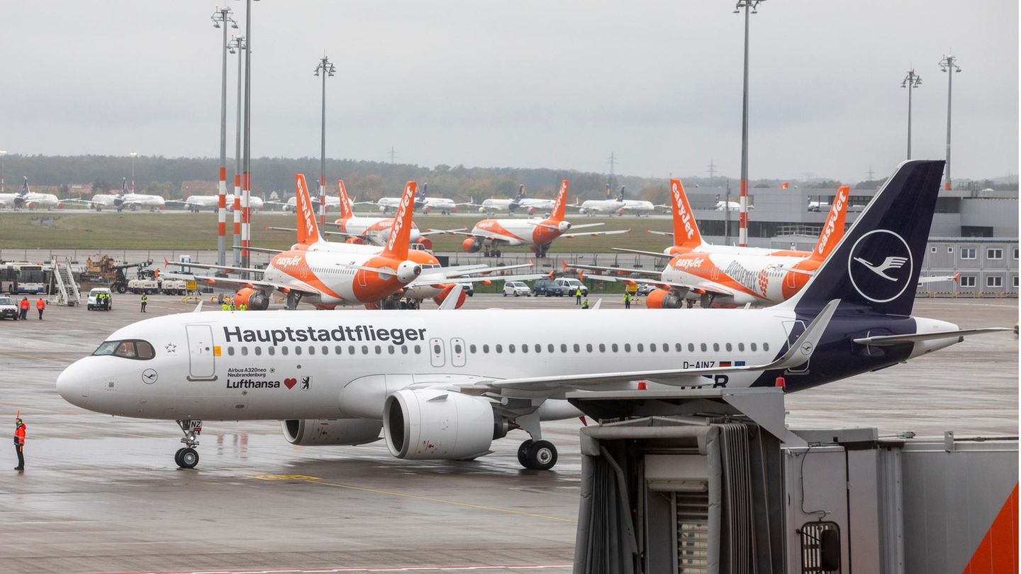 Als zweite Maschine landete am Samstag ein Airbus A320neo der Lufthansa aus München mit der Flugnummer LH2020 und der Aufschrift "Hauptstadtflieger"