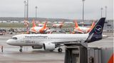 Als zweite Maschine landete am Samstag ein Airbus A320neo der Lufthansa aus München mit der Flugnummer LH2020 und der Aufschrift "Hauptstadtflieger"