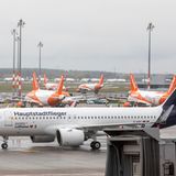 Als zweite Maschine landete am Samstag ein Airbus A320neo der Lufthansa aus München mit der Flugnummer LH2020 und der Aufschrift "Hauptstadtflieger"